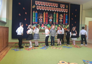 Dzieci z grupy 5-6 latków tańczą w parach