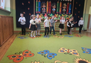 Dzieci z grupy starszaków śpiewają i pokazują odpowiednie ruchy do piosenki