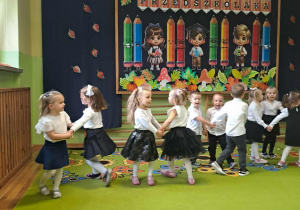 Dzieci z grupy 3-4 latków tańczą w parach