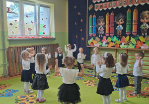 Dzieci z grupy 3-4 latków tańczą w kole