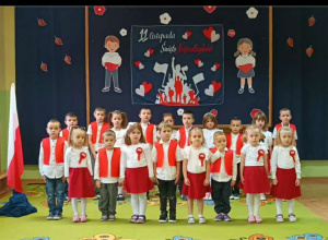 Dzieci stoją w grupie podczas śpiewania hymnu