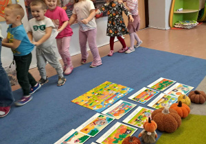 Dzieci tańczą do piosenki.