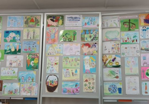 Wystawa prac konkursowych w bibliotece.