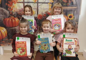 Przedszkolaki prezentują nagrody za udział w konkursie plastycznym.