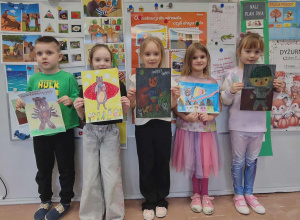 Dzieci stoją z pracami konkursowymi