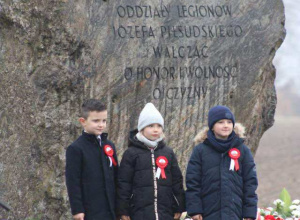 Trójka dzieci pod obeliskiem w Starym Gostkowie