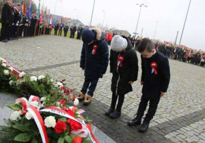 Dzieci składają ukłon przed Obeliskiem