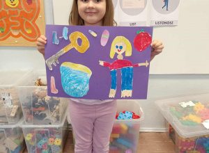 Dziecko trzyma pracę konkursową