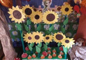Jesienny kącik w przedszkolu ozdobiony słonecznikami- prace wykonane przez dzieci.