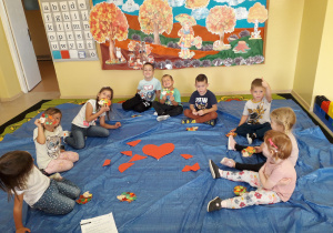 Dzieci prezentują wykonane portrety jeżyka Roro.