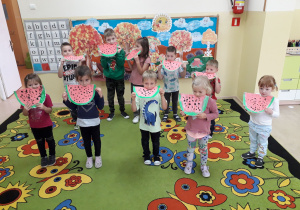 Przedszkolaki prezentują wykonane sylwety arbuza.