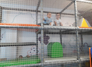 Zabawy w sali zabaw Poddębajka.