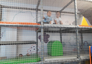 Sala zabaw. Chłopcy bawią się na torze przeszkód.