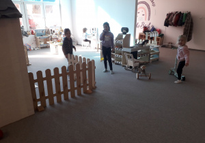 Sala zabaw. Dziewczynki bawią się w kącikach zabaw.