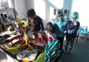 Sala zabaw. Dziewczynki bawią się w kącikach zabaw.