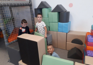Sala zabaw. Chłopcy budują z dużych piankowych klocków.