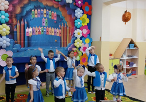 Dzieci prezentują radosny taniec.