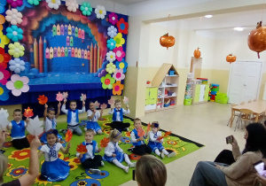 Dzieci prezentują jesienny taniec liści.