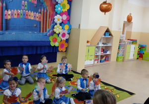 Dzieci prezentują jesienny taniec liści.