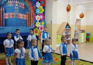 Dzieci recytują wiersz.