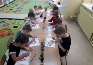 Dzieci wykonują pracę plastyczną: "Polska mój kraj".