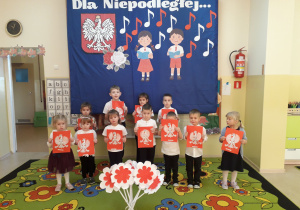 Dzieci podczas odśpiewania hymnu państwowego.