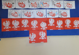Galeria Przedszkolaka- tablica z patriotycznymi pracami plastycznymi dzieci.