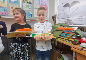 Nagrodzone dzieci prezentują swoje nagrody.