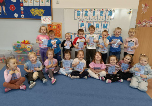 Dzieci w grupie z dyplomami