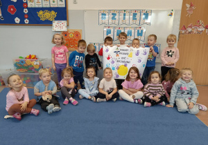 Dzieci w grupie trzymają plakat.