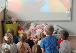 Dzieci oglądają film edukacyjny o prawach dziecka