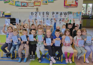 Dzieci w grupie pokazują swoje dyplomy