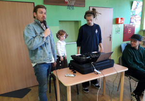 Dziewczynka z muzykami miksuje muzykę.