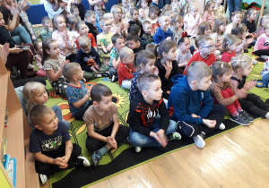 Przedszkolaki oglądają występ muzyków.