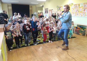 Dzieci podczas zabawy muzycznej.