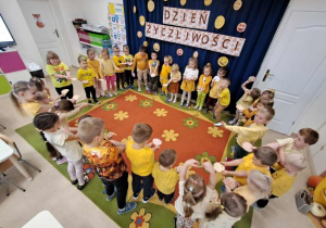 Dzieci stoją w dużym kole uczestniczą w zabawie.