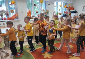 Dzieci podczas zabawy tanecznej.