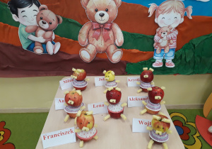 Misie wykonane z jabłek- wystawka prac plastycznych dzieci.