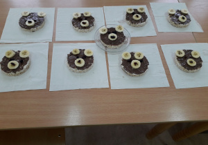 Wystawka misiów wykonanych z wafla ryżowego, czekolady, bananów i rodzynek.