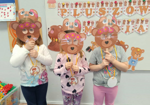 Dzieci w maskach misia.