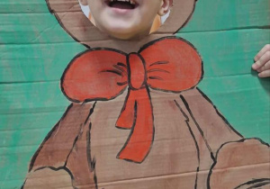 Chłopiec pozuje do zdjęcia w "misiowej" fotobudce.