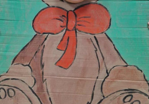 Dziewczynka pozuje do zdjęcia w "misiowej" fotobudce.