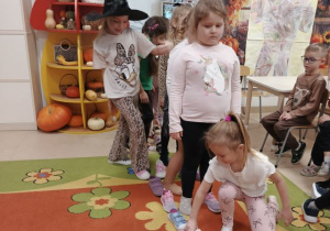 Dziewczynki podczas wróżby z butami.