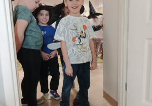 Chłopcy podczas wróżby z butami.