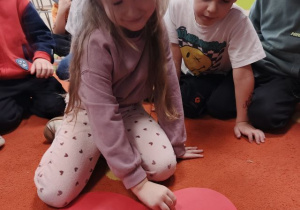 Przedszkolaki podczas wróżby z sercami.