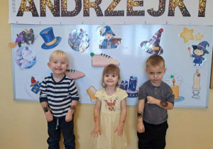 Dzieci pozują do zdjęcia i prezenutują zrobione tatuaże.