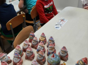 Warsztaty świąteczne w naszym przedszkolu – malowanie ceramicznych skarbonek Mikołaja