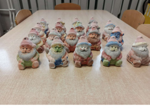 Ceramiczne Mikołaje pomalowane przez dzieci