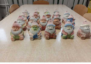 Ceramiczne Mikołaje pomalowane przez dzieci
