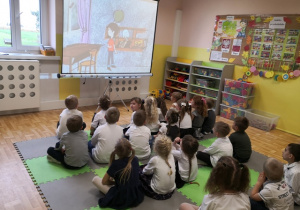 Przedszkolaki oglądające bajkę "Proszę słonia"